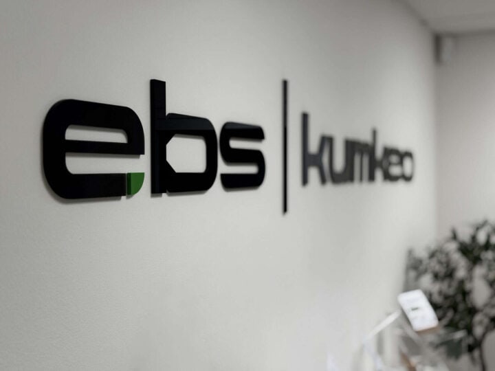 EBS Kunkel Firmenlogo an weißer Wand