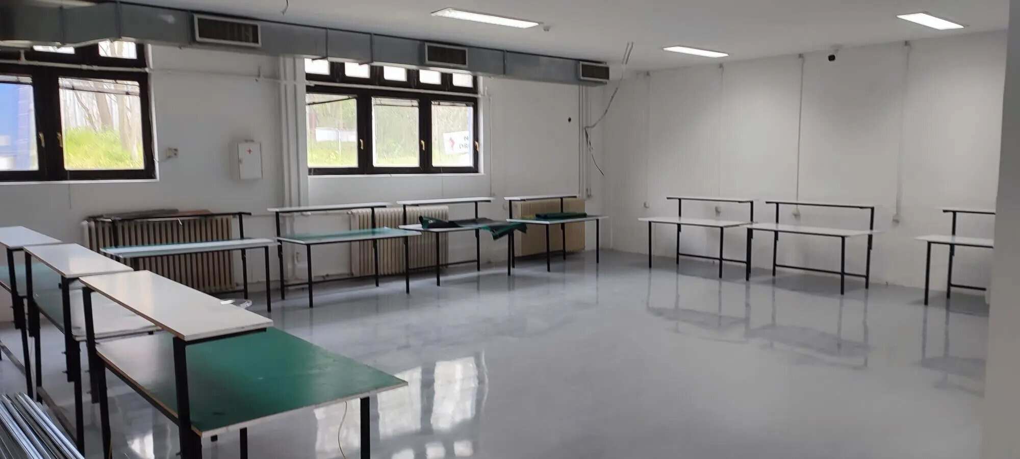 Leerer Klassenraum mit Tischen entlang der Wände