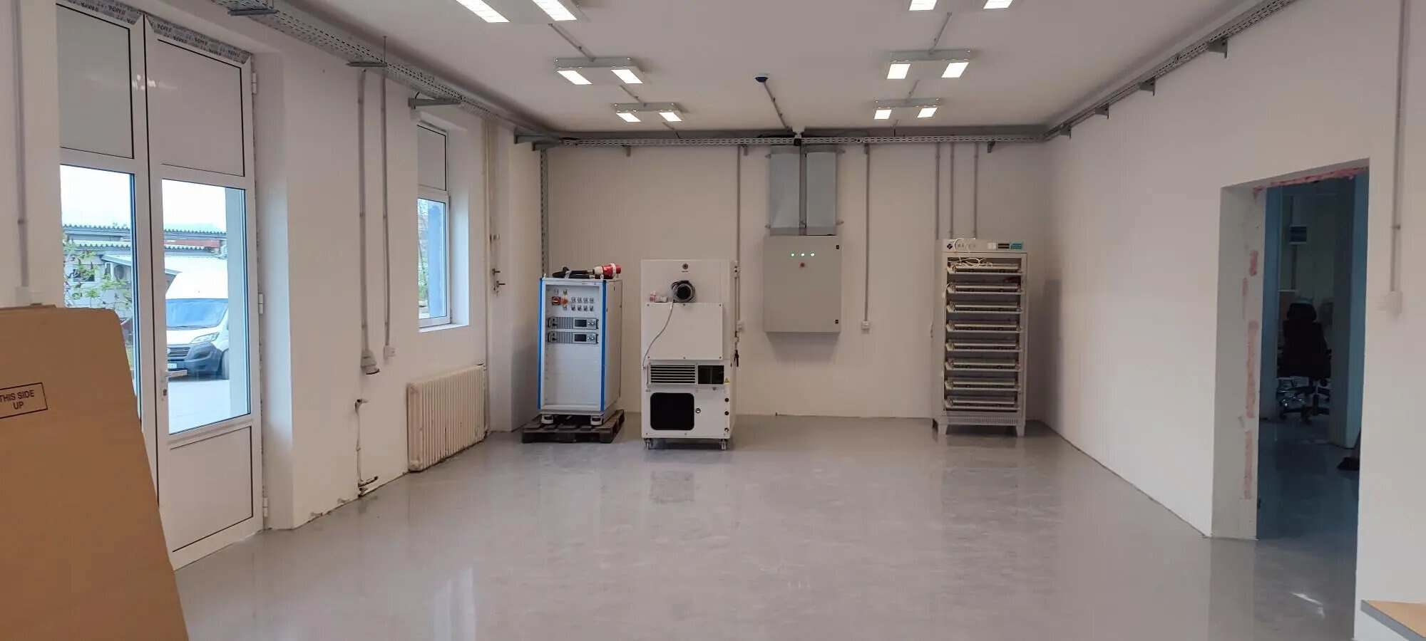 Leerer Laborraum mit technischen Geräten und Schaltschränken