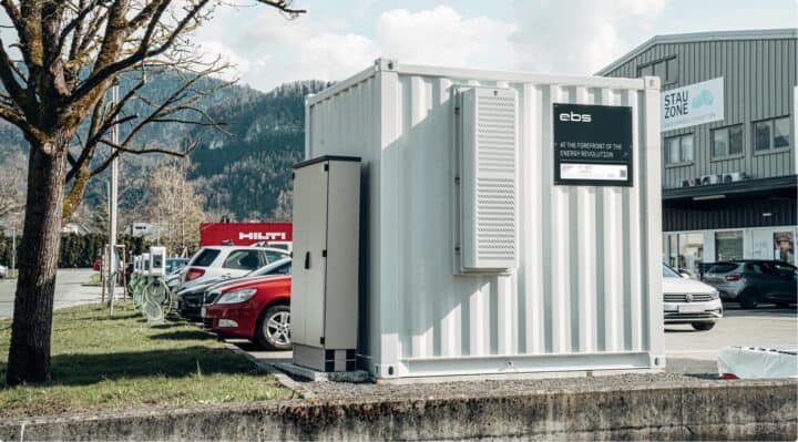 Batteriespeicher-Container auf Firmenparkplatz mit Ladestationen