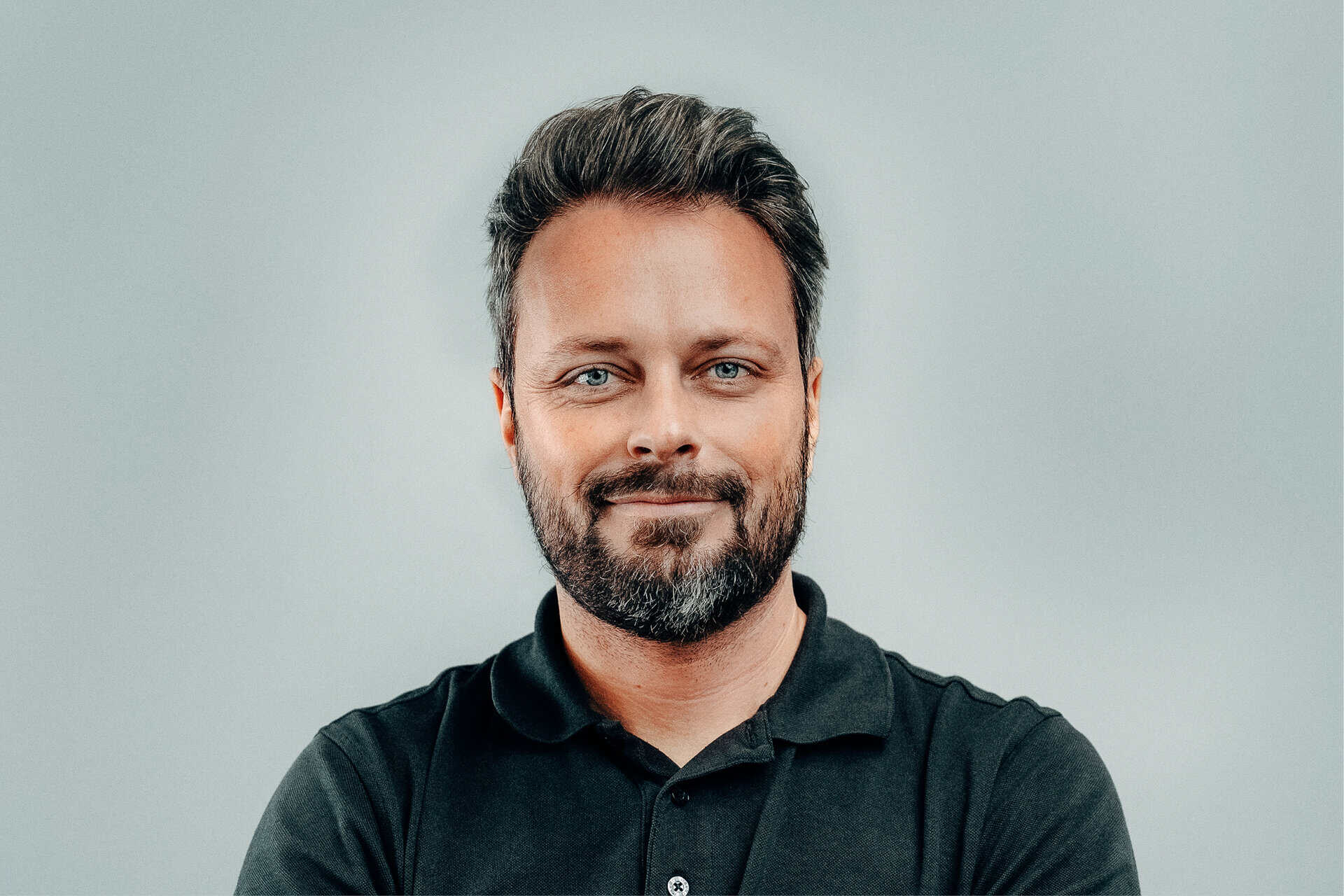 Ein professionelles Porträt von Patrick Walch, Geschäftsleitung bei EBS Group, in Business-Umgebung.