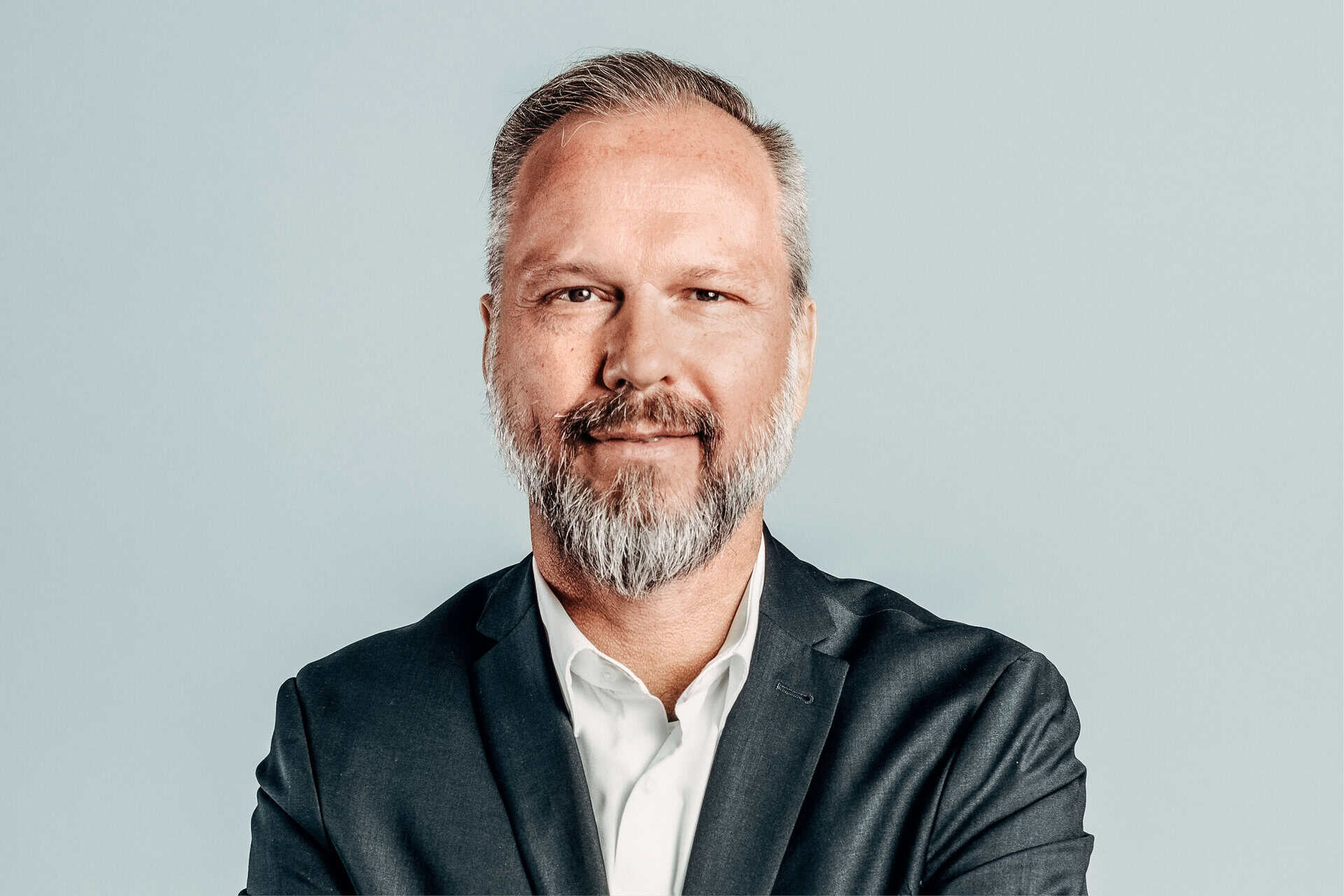Peter Loacker bei EBS Group, professionelles Businessporträt, Management, Leadership.