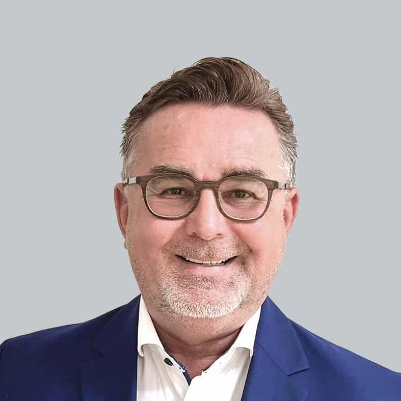 Lächelnder Mann mit Brille im blauen Anzug