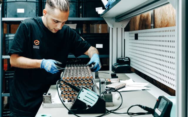 Techniker montiert Batteriemodul in Werkstatt