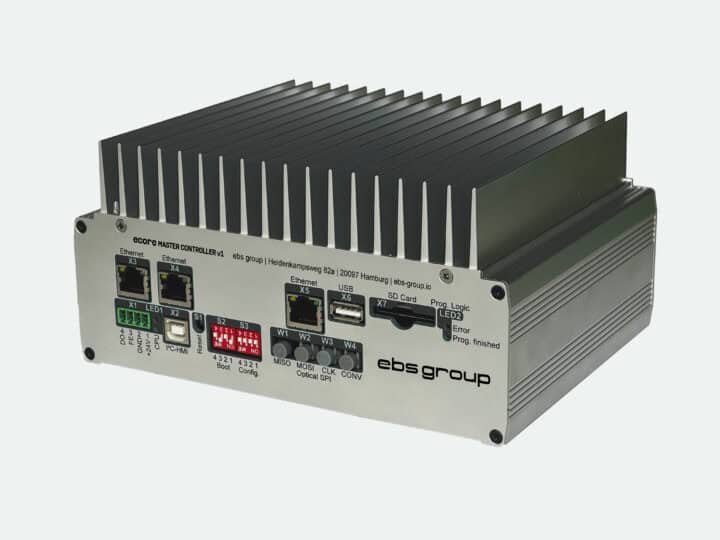 Industrie-Controller mit Kühlrippen und Anschlüssen
