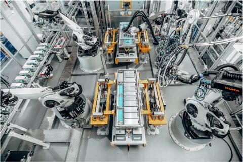 Industrieroboter an automatisierter Produktionslinie in Fabrikhalle