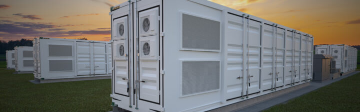 Weiße modulare Energiespeicher-Container bei Sonnenuntergang