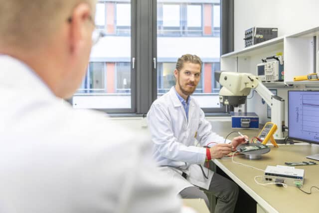Ingenieur testet Leiterplatte im Elektroniklabor
