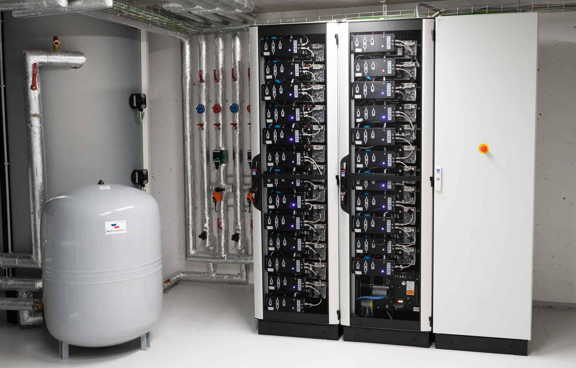 Technikraum mit Serverracks und Heizungsanlage