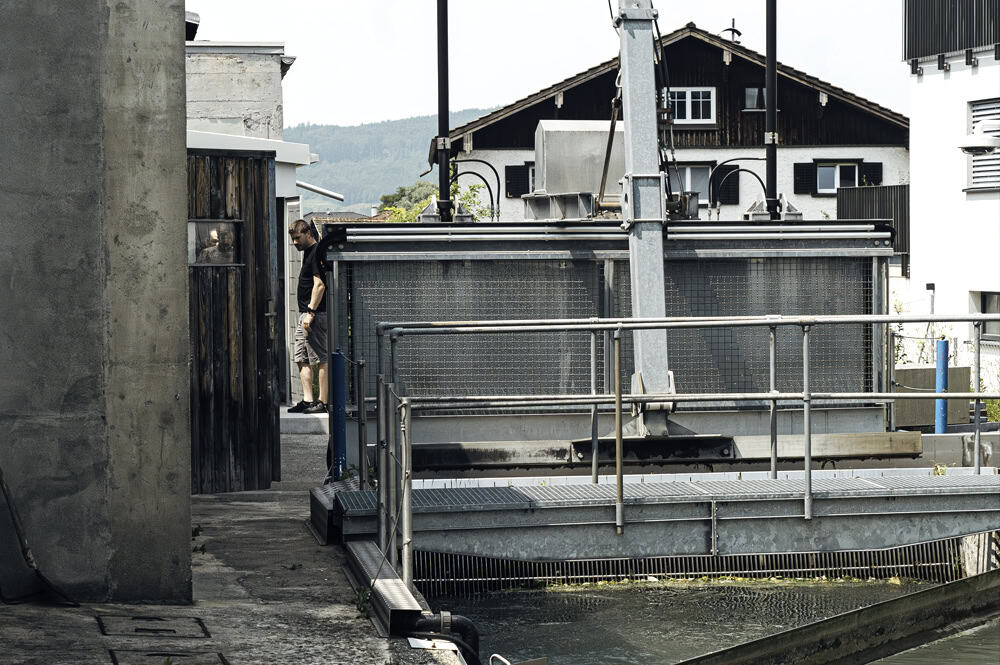 Kläranlage mit Becken und Wartungssteg